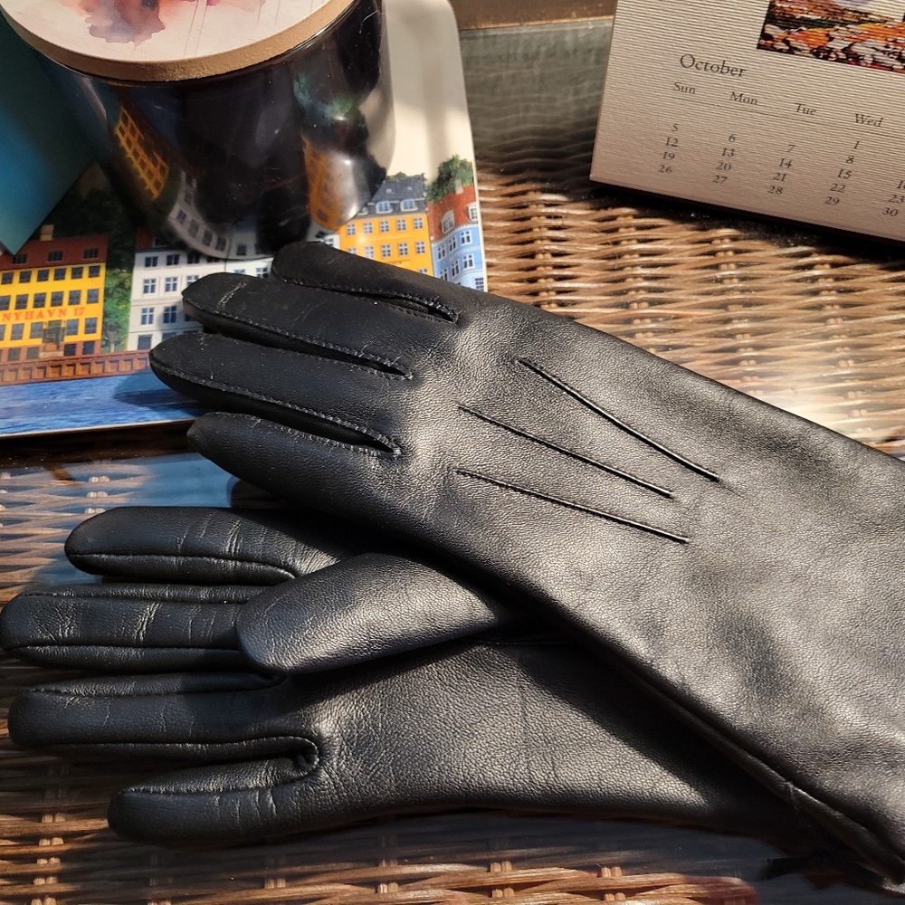 Black Leather, Cashmere lined gloves, size M, New.